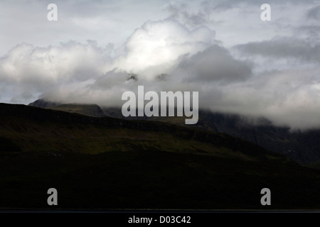 Passant au-dessus des nuages de couvaison Bla bheinn de Torrin Broadford Isle of Skye Ecosse Banque D'Images
