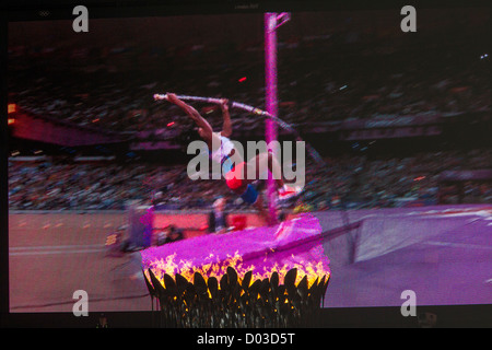 La flamme olympique en vue d'action de la Perche sur l'écran géant lors des Jeux Olympiques d'été, Londres 2012 Banque D'Images