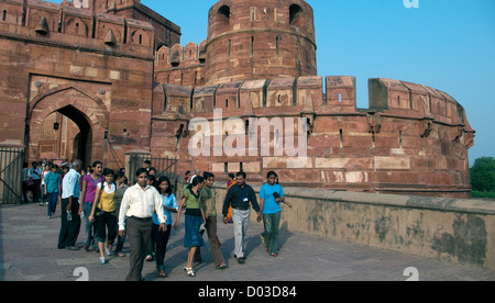 Exit les visiteurs du fort d'Agra Uttar Pradesh, Inde Banque D'Images