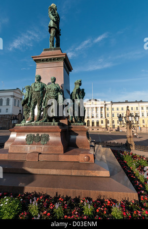 La Statue d'Alexandre II et l'Université de Helsinki en place du Sénat, Helsinki, Finlande Banque D'Images