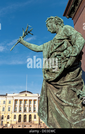 La Statue d'Alexandre II et l'Université de Helsinki en place du Sénat, Helsinki, Finlande Banque D'Images