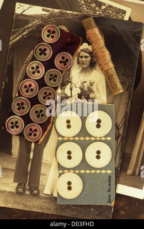 Le noir et blanc des années 40 avec photo de mariage mariée en robe blanche et le marié obscurci par des cartes de boutons et du tambour en coton Banque D'Images