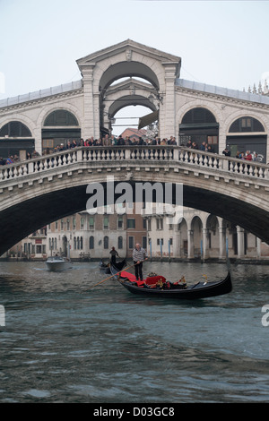 Le Pont du Rialto gondoles et gondoliers sur le Grand Canal de Venise Italie en automne Banque D'Images