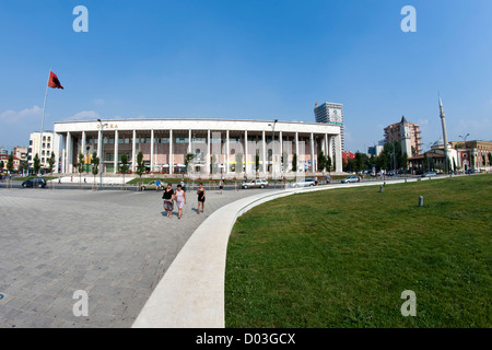 Le Théâtre National et l'Opéra House Building à Tirana, la capitale de l'Albanie. Banque D'Images