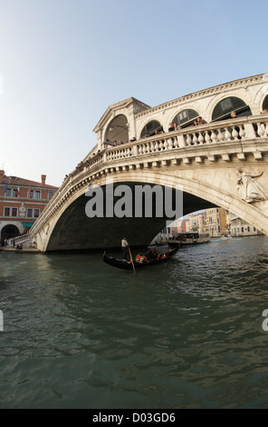 Le Pont du Rialto gondoles et gondoliers sur le Grand Canal de Venise Italie en automne Banque D'Images