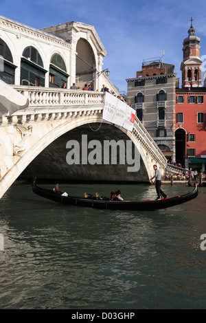 Pont du Rialto gondoles et gondoliers sur le Grand Canal de Venise Italie en automne Banque D'Images