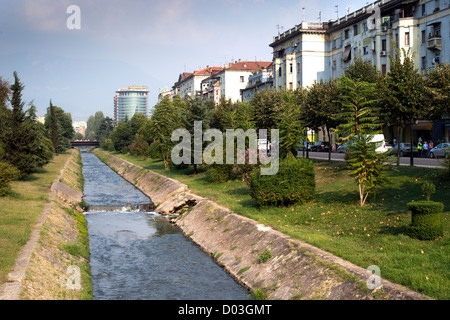 Le Lana "rivière" à Tirana, la capitale de l'Albanie. Banque D'Images