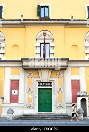 Bâtiment administratif à Tirana, la capitale de l'Albanie. Banque D'Images