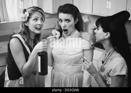 Style rétro des femmes plus âgées avec une autre dame de la pression de l'alcool et tabac Banque D'Images