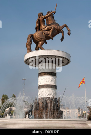 'Guerrier sur un cheval", un 28-mètres de haut fontaine au centre de Skopje, la capitale de la Macédoine. Banque D'Images