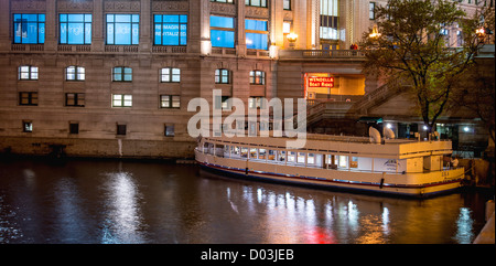 Photographie de nuit de la rivière Chicago et le quai Wendella prises à partir de l'étage inférieur Michigan Avenue Bridge. Banque D'Images