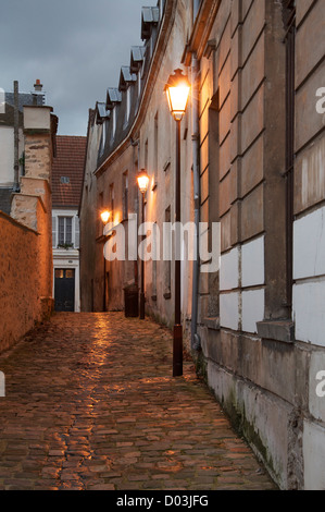 Ruelle aux chats (Cat Alley). Une sombre ruelle déserte dans les petites rues de Montlhery, une ville satellite dans la banlieue sud de Paris. La France. Banque D'Images