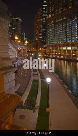 Photographie de nuit le Riverwalk Chicago prises à partir du niveau inférieur du pont Michigan Avenue. Banque D'Images