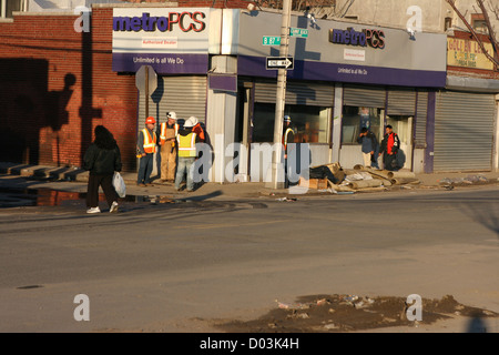 Les travailleurs de récupération, Port/Parkway, Rockaway Beach, Queens, NY Banque D'Images