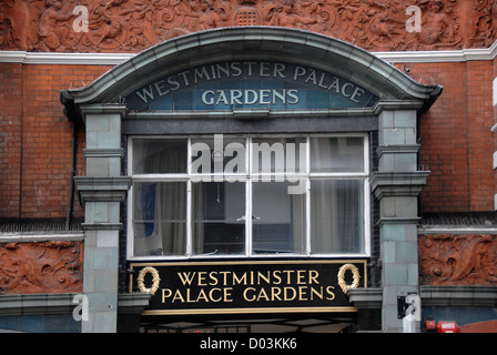 Les jardins du palais de Westminster, d'entrée de bloc d'artillerie, Mansion Row, Londres, Angleterre, RU Banque D'Images