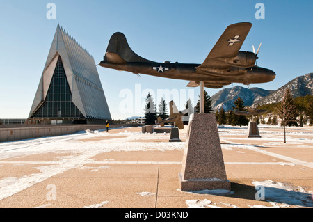 États-unis, CO, USAFA. Jardin de sculptures en plein air en salle d'étude tient à l'échelle de la DEUXIÈME GUERRE MONDIALE en bronze warbirds. À côté de la chapelle de l'Académie iconique. (MR) Banque D'Images