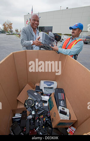 Matériel informatique et électronique sont triés et recyclés chez Sony, des bureaux à Carson, en Californie, dans le cadre de l'America Recycles Day le 15 novembre 2012. Créé en 1997, l'America Recycles Day est dédié à la promotion du recyclage par la sensibilisation et l'initiative aux États-Unis. Banque D'Images