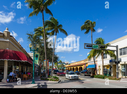 Boutiques et restaurants sur l'Avenue de l'Atlantique au centre-ville historique de Delray Beach, Treasure Coast, Florida, USA Banque D'Images