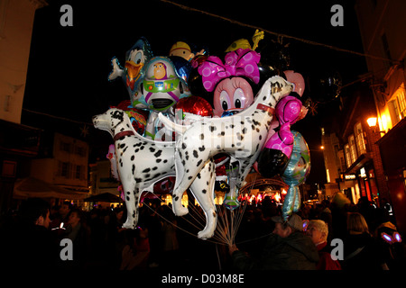 La photo des ballons en vente pendant les lumières de Noël sur l'interrupteur à Brighton, East Sussex, UK. Banque D'Images