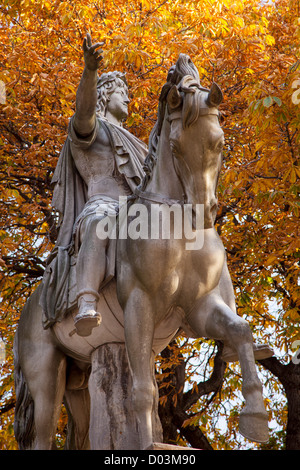 Statue équestre de Louis XIII à la Place des Vosges, les Marais, Paris France Banque D'Images