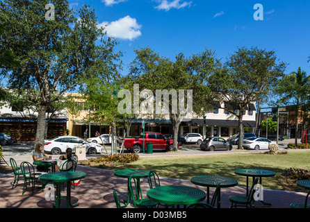 Sidewalk cafe sur Atlantic Avenue au centre-ville historique de Delray Beach, Florida, USA Banque D'Images