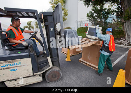 Matériel informatique et électronique sont triés et recyclés chez Sony, des bureaux à Carson, en Californie, dans le cadre de l'America Recycles Day le 15 novembre 2012. Créé en 1997, l'America Recycles Day est dédié à la promotion du recyclage par la sensibilisation et l'initiative aux États-Unis. Banque D'Images