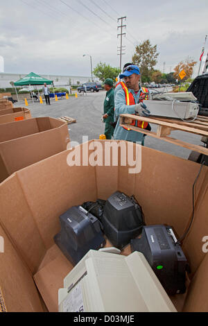 Matériel informatique et électronique sont triés et recyclés chez Sony, des bureaux à Carson, en Californie, dans le cadre de l'America Recycles Day le 15 novembre 2012. Créé en 1997, l'America Recycles Day est dédié à la promotion du recyclage par la sensibilisation et l'initiative aux États-Unis. Banque D'Images