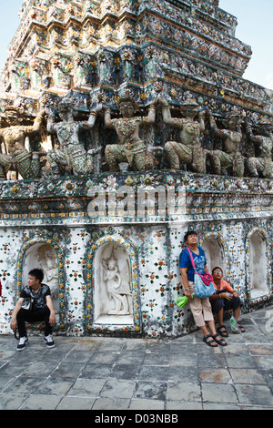 Les touristes dans le temple Wat Arun à Bangkok, Thaïlande Banque D'Images