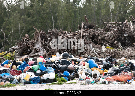 Cinquante tonnes de plastiques arrivent à mi-chemin chaque année apporté par les courants circulaires, connu sous le nom de la North Pacific Gyre. Banque D'Images