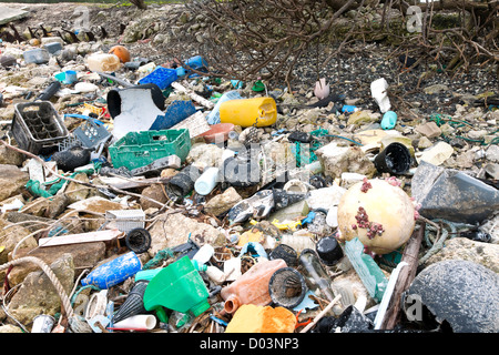 Cinquante tonnes de plastiques arrivent à mi-chemin chaque année apporté par les courants circulaires, connu sous le nom de la North Pacific Gyre. Banque D'Images