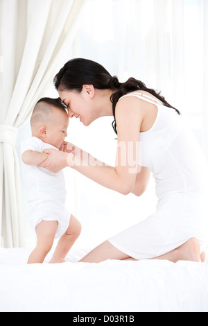 Moment de tendresse entre la mère et l'enfant Banque D'Images