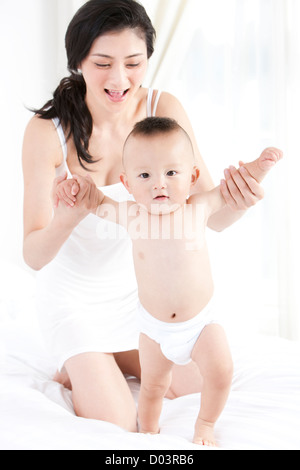 Douce mère et mignon bébé dans la chambre Banque D'Images