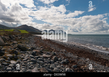 Llyen Aberdesach vers la péninsule au nord du Pays de Galles à Bwlch Mawr, Gyrn Goch, Gyrn Ddu et Yr Eifl dans la distance. Banque D'Images