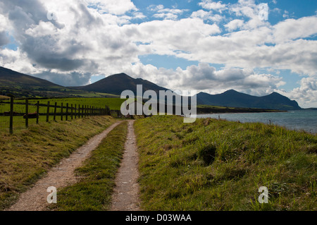 Llyen Aberdesach vers la péninsule au nord du Pays de Galles à Bwlch Mawr, Gyrn Goch, Gyrn Ddu et Yr Eifl dans la distance. Banque D'Images