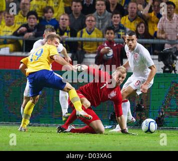 15.11.2012 Stockholm, Suède. Alexander Kacaniklic contre Joe Hart pendant les match amical entre la Suède et l'Angleterre à partir de la nouvelle arène d'amis. Banque D'Images