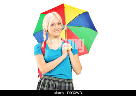 Une élève tenant un parapluie contre isolé sur fond blanc Banque D'Images