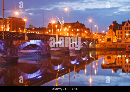 Du Pont sur la rivière Lagan à Belfast, en Irlande du Nord. Le pont a été inauguré par la reine Victoria en 1849 Banque D'Images