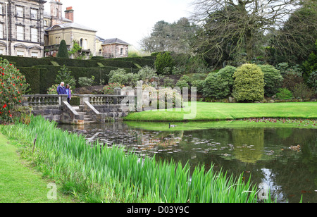 La maison et le lac à Biddulph Grange, Stoke-on-Trent, l'état-major, England, UK Banque D'Images