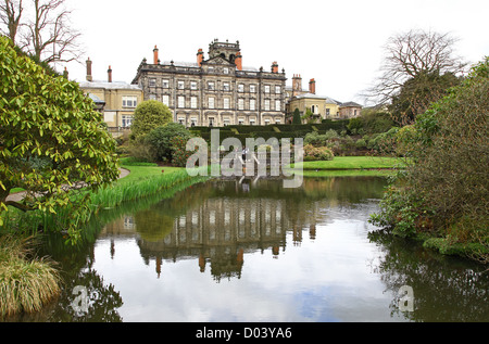 La maison et le lac à Biddulph Grange, Stoke-on-Trent, l'état-major, England, UK Banque D'Images