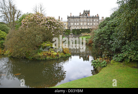 La maison et le lac à Biddulph Grange, Stoke-on-Trent, l'état-major, England, UK Banque D'Images