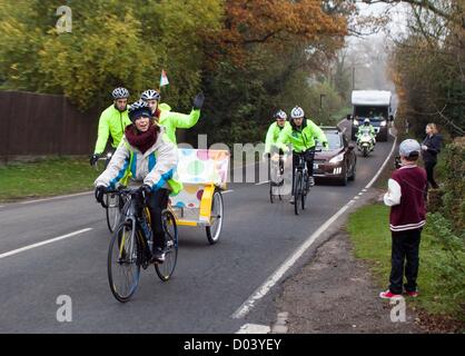 16 Nov 2012 : Windsor, Royaume-Uni - La BBC One Show 2012 Rickshaw défi pour les enfants dans le besoin avec Matt Baker et Alex Jones. Banque D'Images