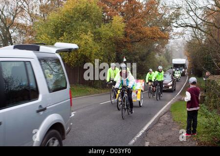 16 Nov 2012 : Windsor, Royaume-Uni - La BBC One Show 2012 Rickshaw défi pour les enfants dans le besoin avec Matt Baker et Alex Jones. Banque D'Images