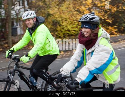 16 Nov 2012 : Windsor, Royaume-Uni - La BBC One Show 2012 Rickshaw défi pour les enfants dans le besoin avec Matt Baker et Alex Jones. Banque D'Images