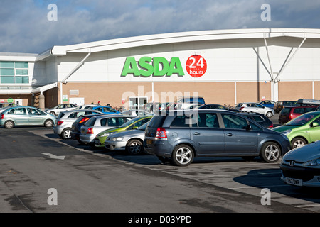 Asda supermarket superstore shoppers Grand magasin magasin extérieur parking Angleterre Royaume-Uni GB Grande-Bretagne Banque D'Images