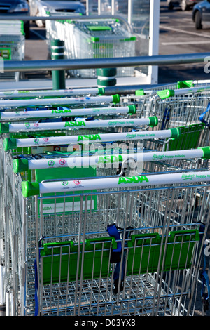 Gros plan de la rangée de trolleybus du supermarché ASDA Chariots hors magasin Angleterre Royaume-Uni Royaume-Uni Grande Grande-Bretagne Banque D'Images
