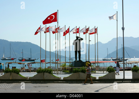 Statue d'Ataturk avec drapeaux turcs, Marmaris, Turquie Banque D'Images