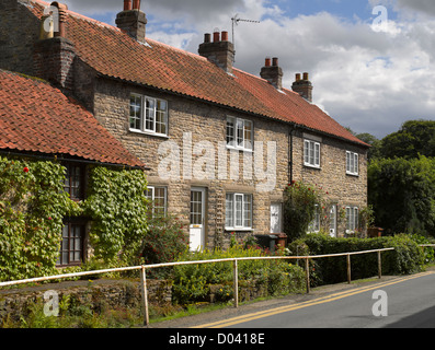 Maison traditionnelle en pierre cottage maison sur Maltongate en été Thornton le Dale North Yorkshire Angleterre Royaume-Uni GB Grande-Bretagne Banque D'Images