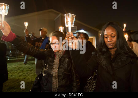 Detroit, Michigan - une veillée aux chandelles à l'itinérance chez les jeunes. La Veillée a été organisée par l'engagement House, un abri d'inspiration religieuse. Maison convenant estime que 5 000 jeunes dormir dans la rue chaque soir au Michigan. Banque D'Images