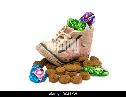 Chaussures pour enfants avec pepernoten et autres bonbons pour les néerlandais sinterklaas partie Banque D'Images