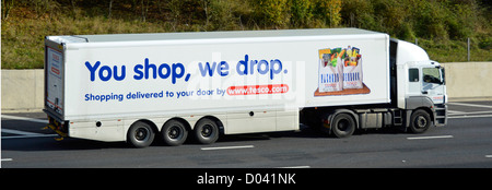 Vue latérale du VHG supermarché de la chaîne d'approvisionnement alimentaire épicerie magasin camion de livraison camion avec remorque publicité secteur alimentaire Tesco UK la conduite sur autoroute Banque D'Images